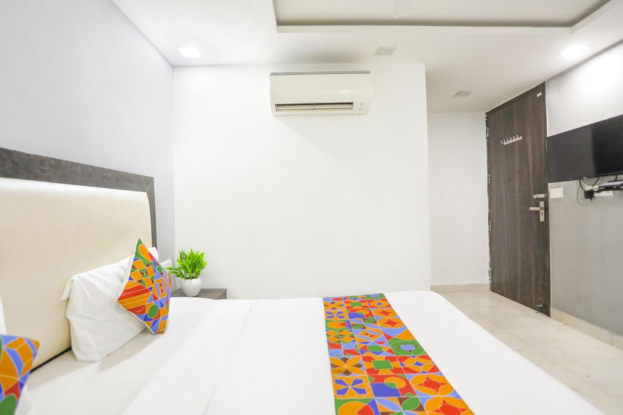 Hotel Fabexpress The Arrow Nuova Delhi Esterno foto
