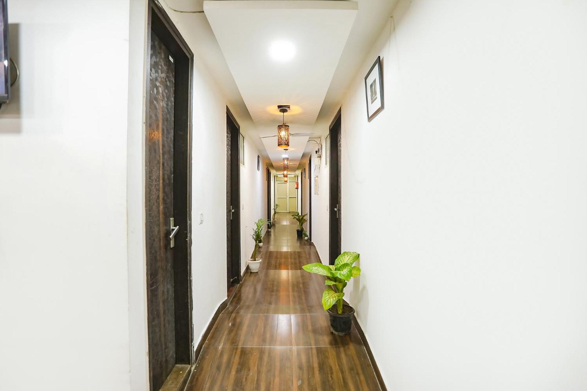 Hotel Fabexpress The Arrow Nuova Delhi Esterno foto
