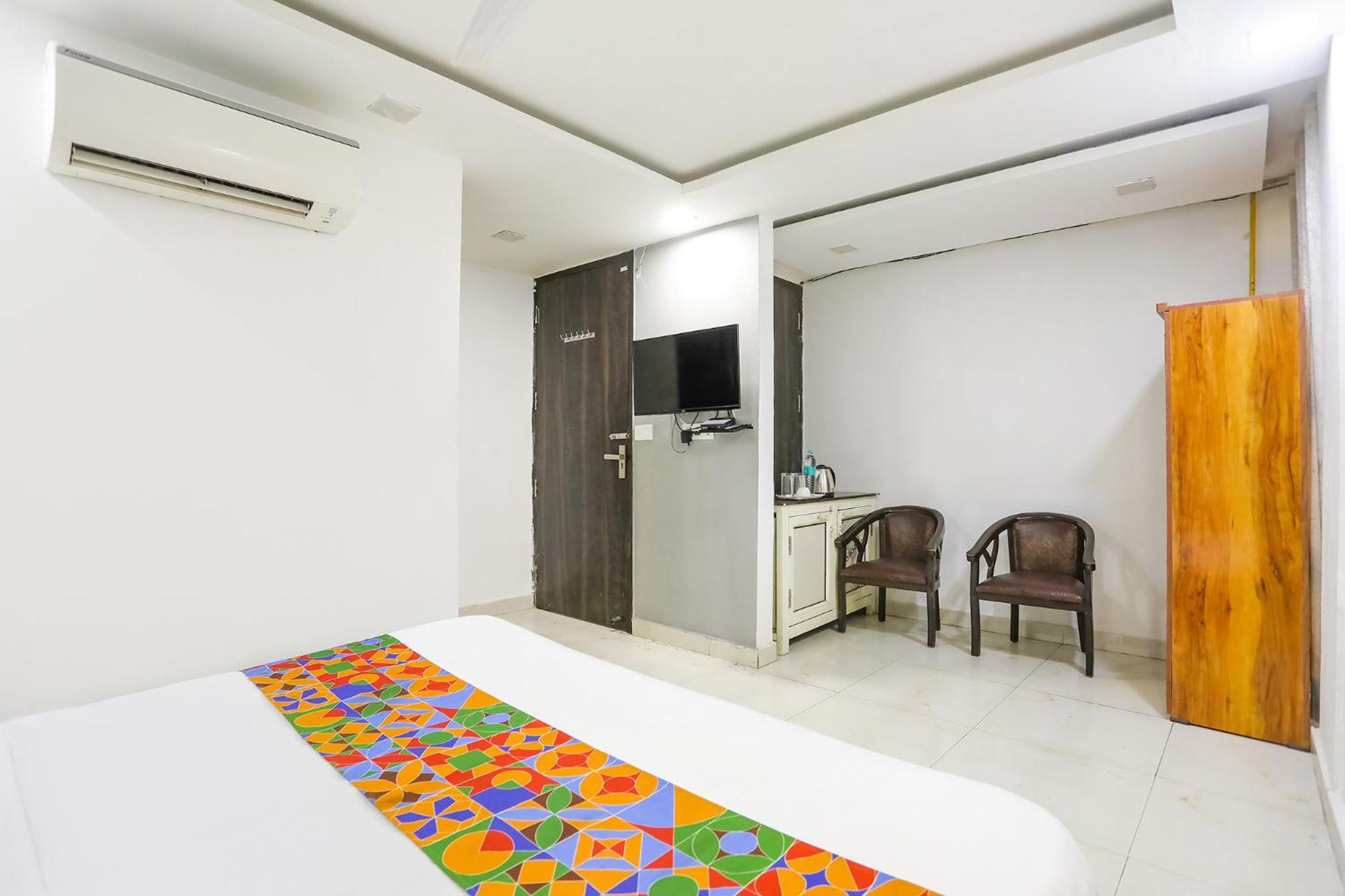 Hotel Fabexpress The Arrow Nuova Delhi Esterno foto